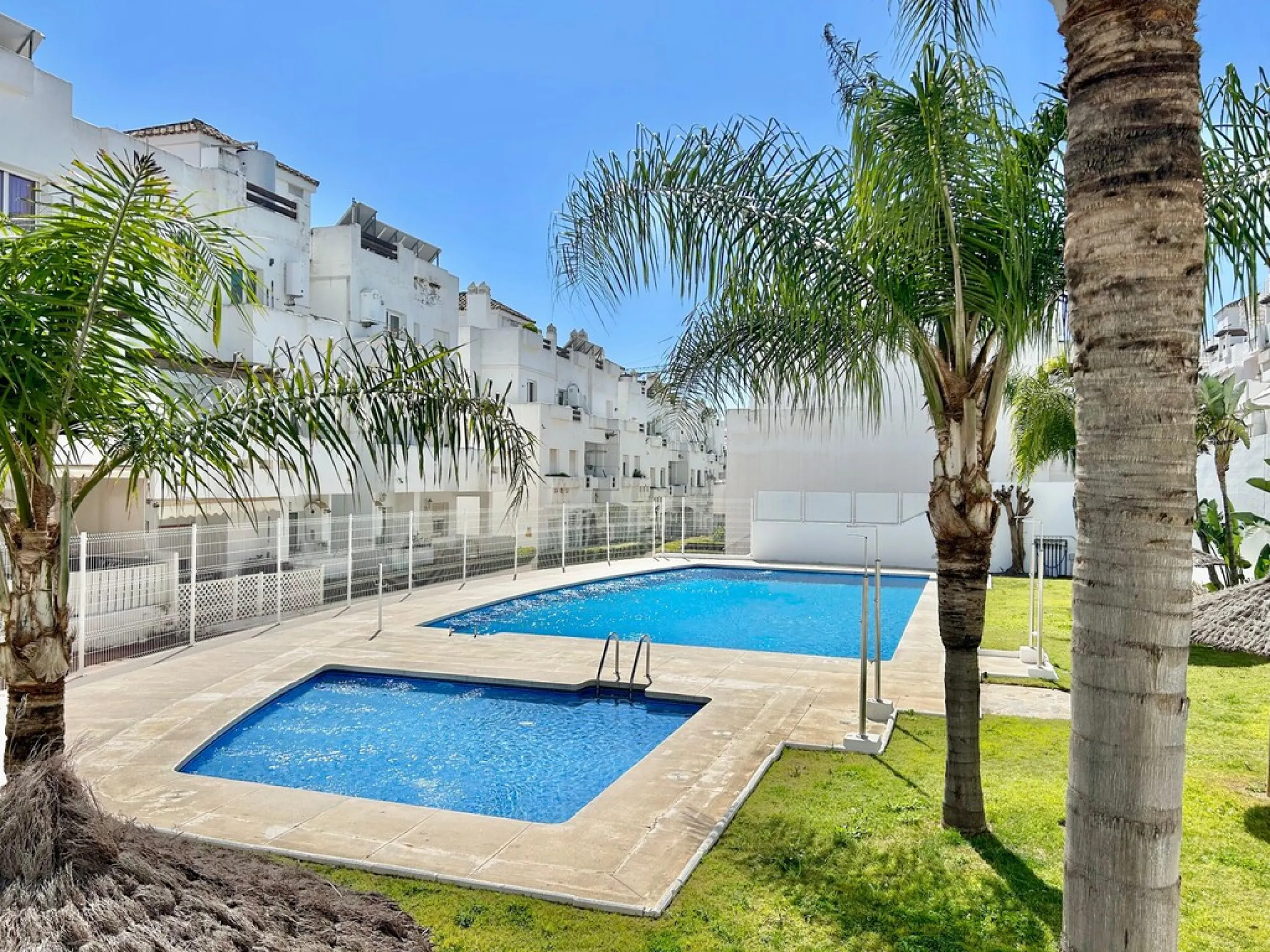 Amazing Value - Frontline Golf, Sea View Apartment in Estepona - with Tourist License!!