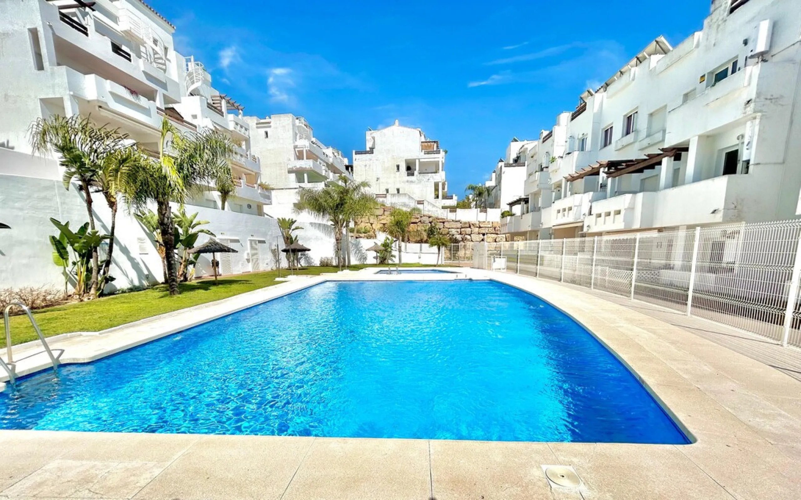 Amazing Value - Frontline Golf, Sea View Apartment in Estepona - with Tourist License!!