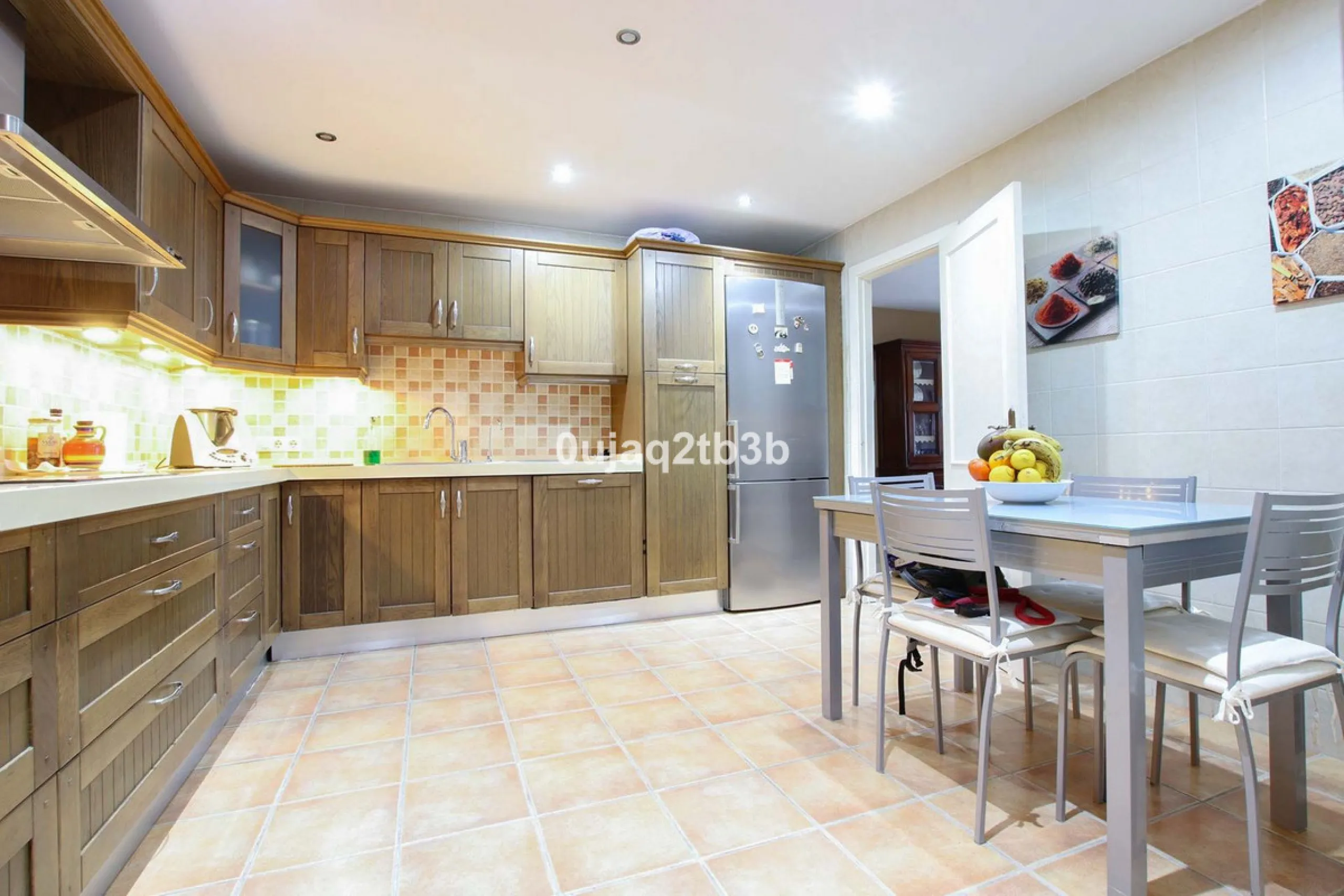 This magnificent property combines an unbeatable location with spacious interiors and a charming covered terrace — perfect for enjoying the Costa del Sol's wonderful climate all year round. Situated in one of the most sought-after areas of Nueva Andalucía