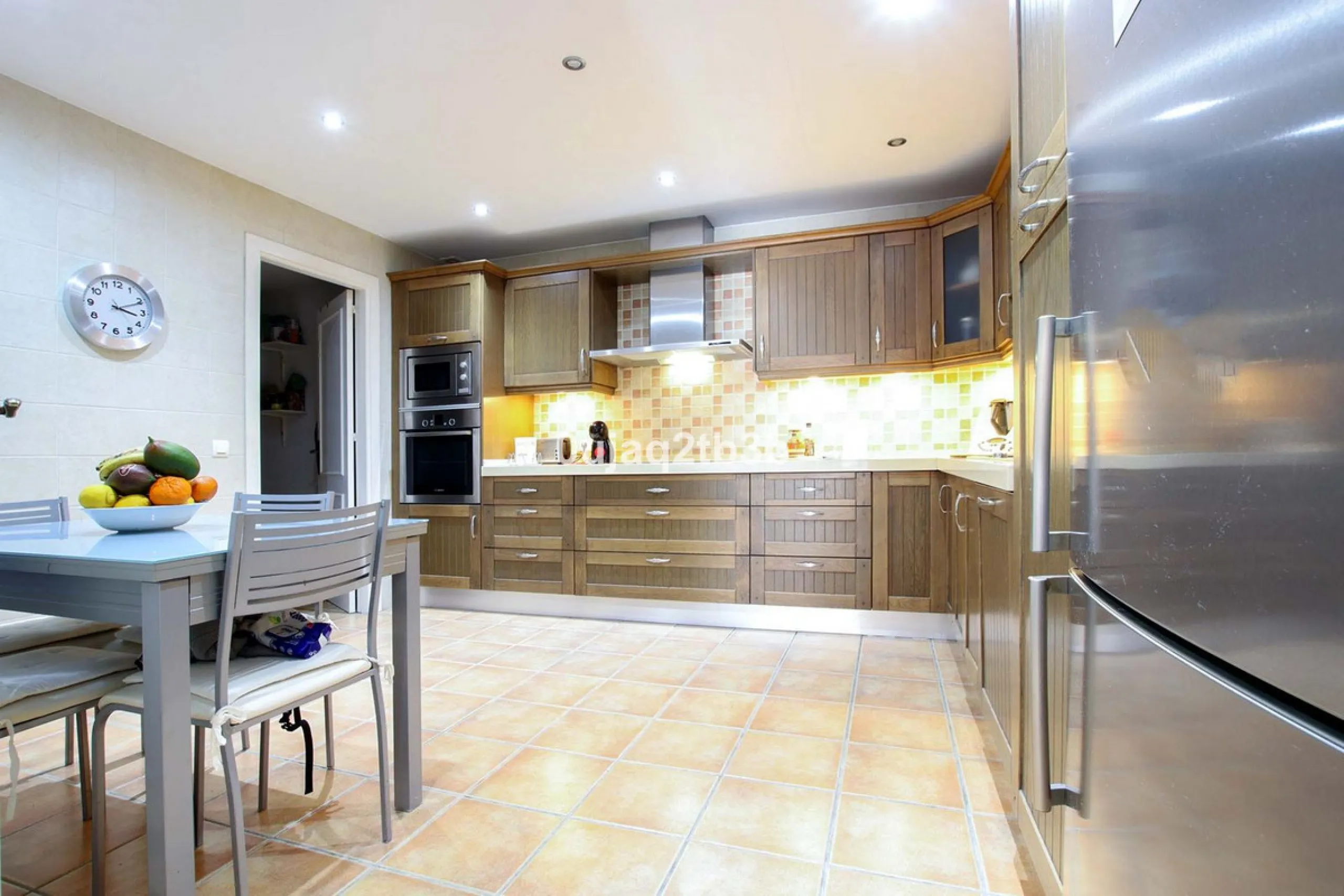 This magnificent property combines an unbeatable location with spacious interiors and a charming covered terrace — perfect for enjoying the Costa del Sol's wonderful climate all year round. Situated in one of the most sought-after areas of Nueva Andalucía