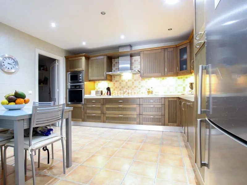 This magnificent property combines an unbeatable location with spacious interiors and a charming covered terrace — perfect for enjoying the Costa del Sol's wonderful climate all year round. Situated in one of the most sought-after areas of Nueva Andalucía