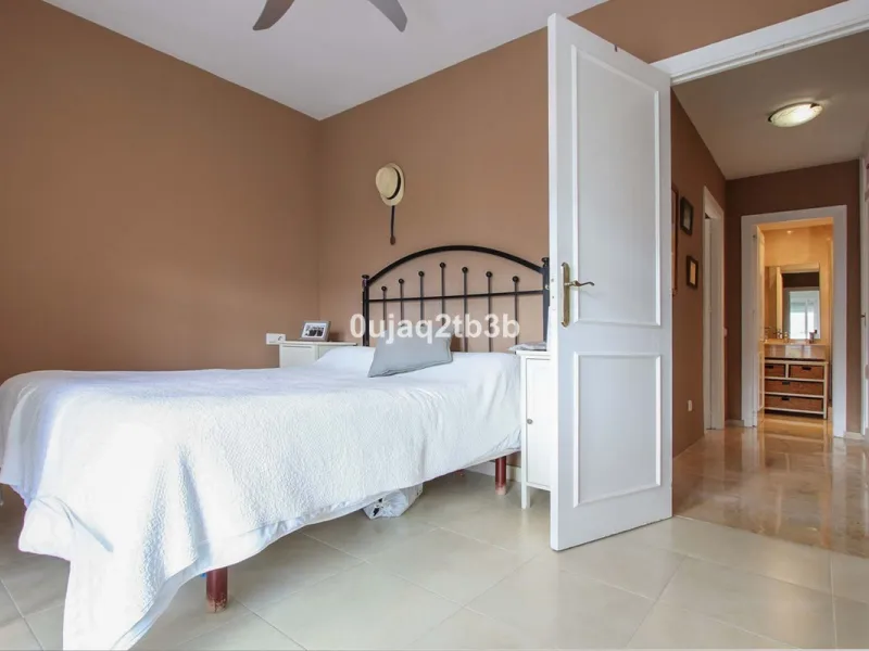 This magnificent property combines an unbeatable location with spacious interiors and a charming covered terrace — perfect for enjoying the Costa del Sol's wonderful climate all year round. Situated in one of the most sought-after areas of Nueva Andalucía