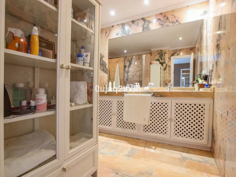 This magnificent property combines an unbeatable location with spacious interiors and a charming covered terrace — perfect for enjoying the Costa del Sol's wonderful climate all year round. Situated in one of the most sought-after areas of Nueva Andalucía