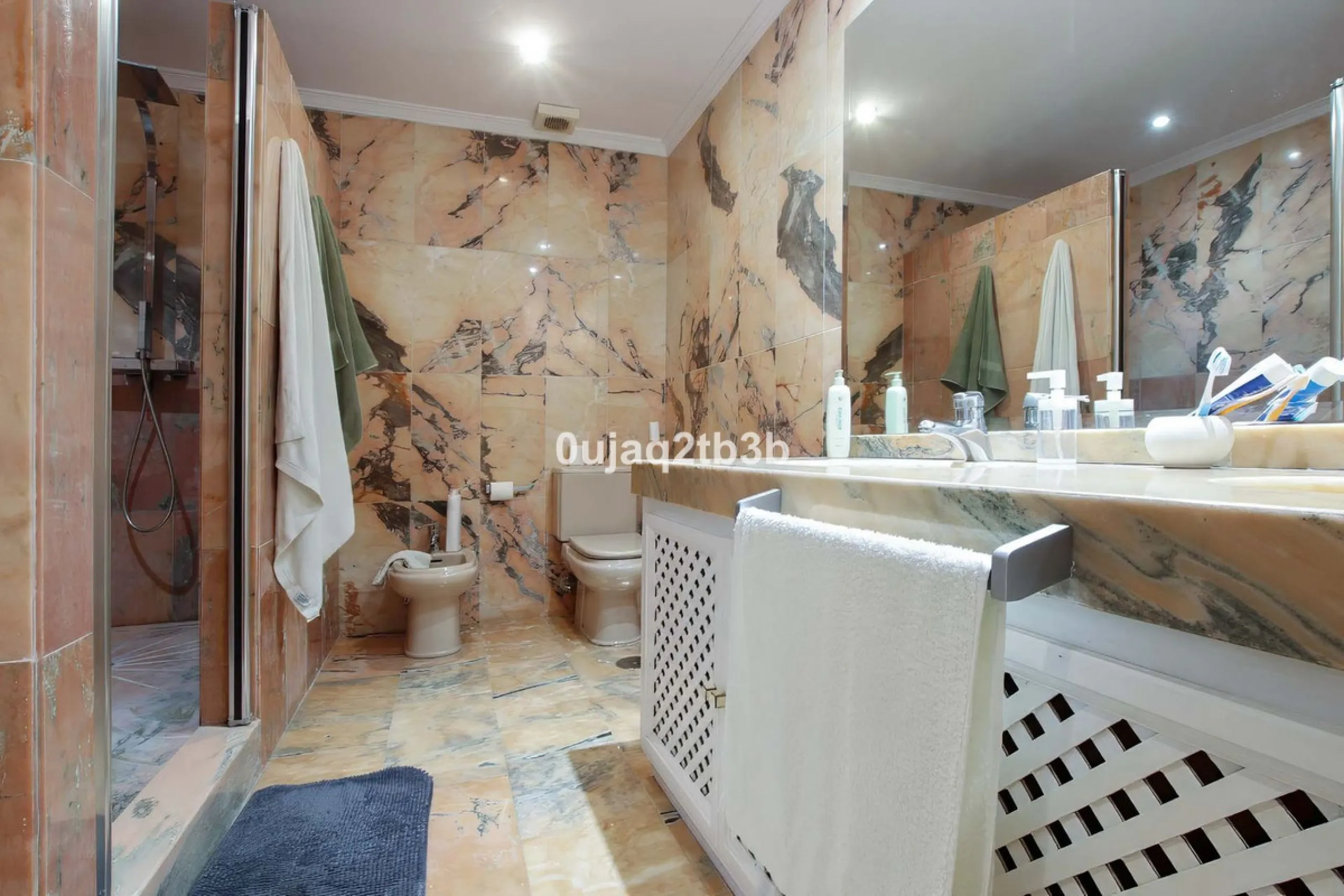 This magnificent property combines an unbeatable location with spacious interiors and a charming covered terrace — perfect for enjoying the Costa del Sol's wonderful climate all year round. Situated in one of the most sought-after areas of Nueva Andalucía