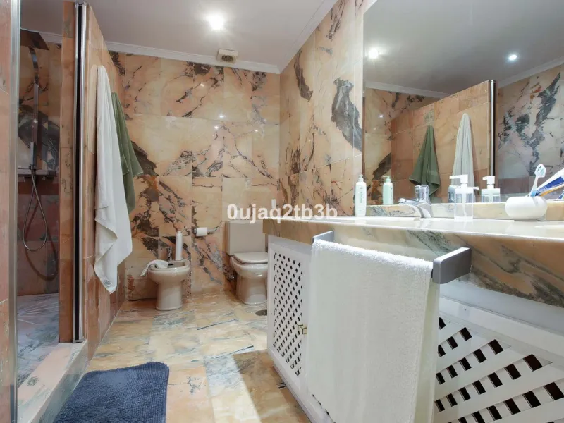 This magnificent property combines an unbeatable location with spacious interiors and a charming covered terrace — perfect for enjoying the Costa del Sol's wonderful climate all year round. Situated in one of the most sought-after areas of Nueva Andalucía