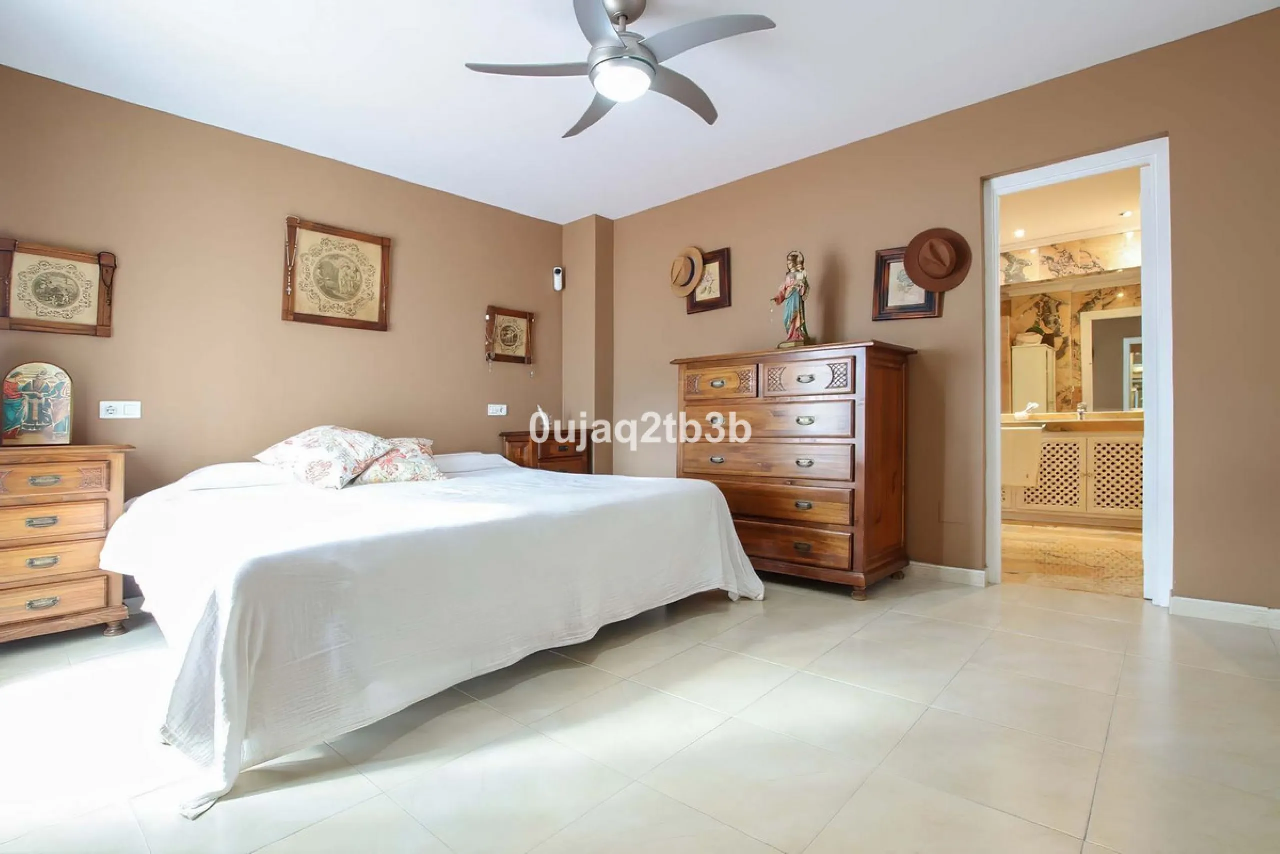 This magnificent property combines an unbeatable location with spacious interiors and a charming covered terrace — perfect for enjoying the Costa del Sol's wonderful climate all year round. Situated in one of the most sought-after areas of Nueva Andalucía