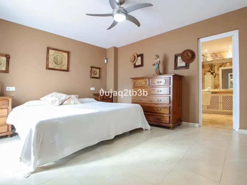 This magnificent property combines an unbeatable location with spacious interiors and a charming covered terrace — perfect for enjoying the Costa del Sol's wonderful climate all year round. Situated in one of the most sought-after areas of Nueva Andalucía