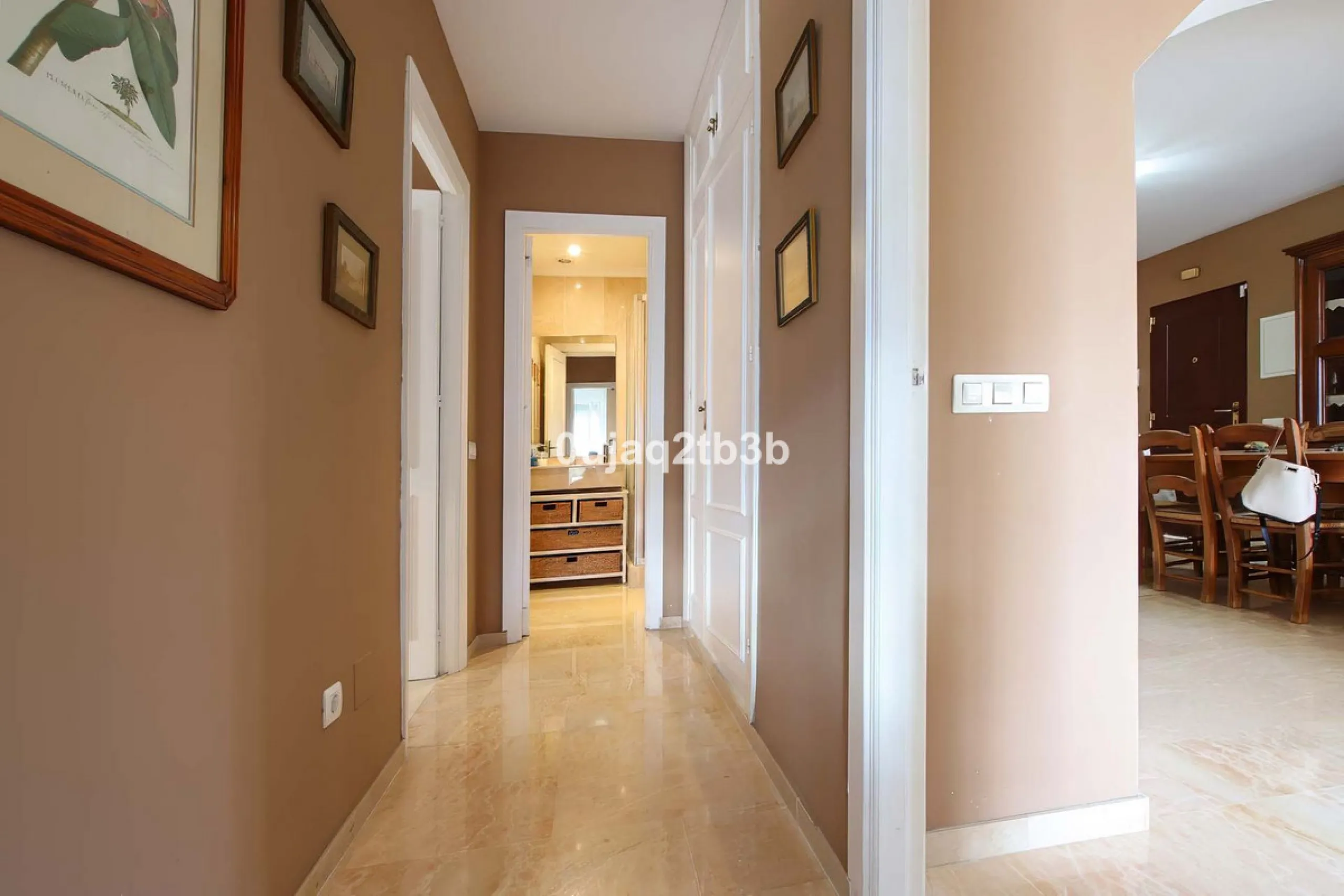 This magnificent property combines an unbeatable location with spacious interiors and a charming covered terrace — perfect for enjoying the Costa del Sol's wonderful climate all year round. Situated in one of the most sought-after areas of Nueva Andalucía