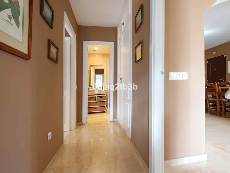 This magnificent property combines an unbeatable location with spacious interiors and a charming covered terrace — perfect for enjoying the Costa del Sol's wonderful climate all year round. Situated in one of the most sought-after areas of Nueva Andalucía