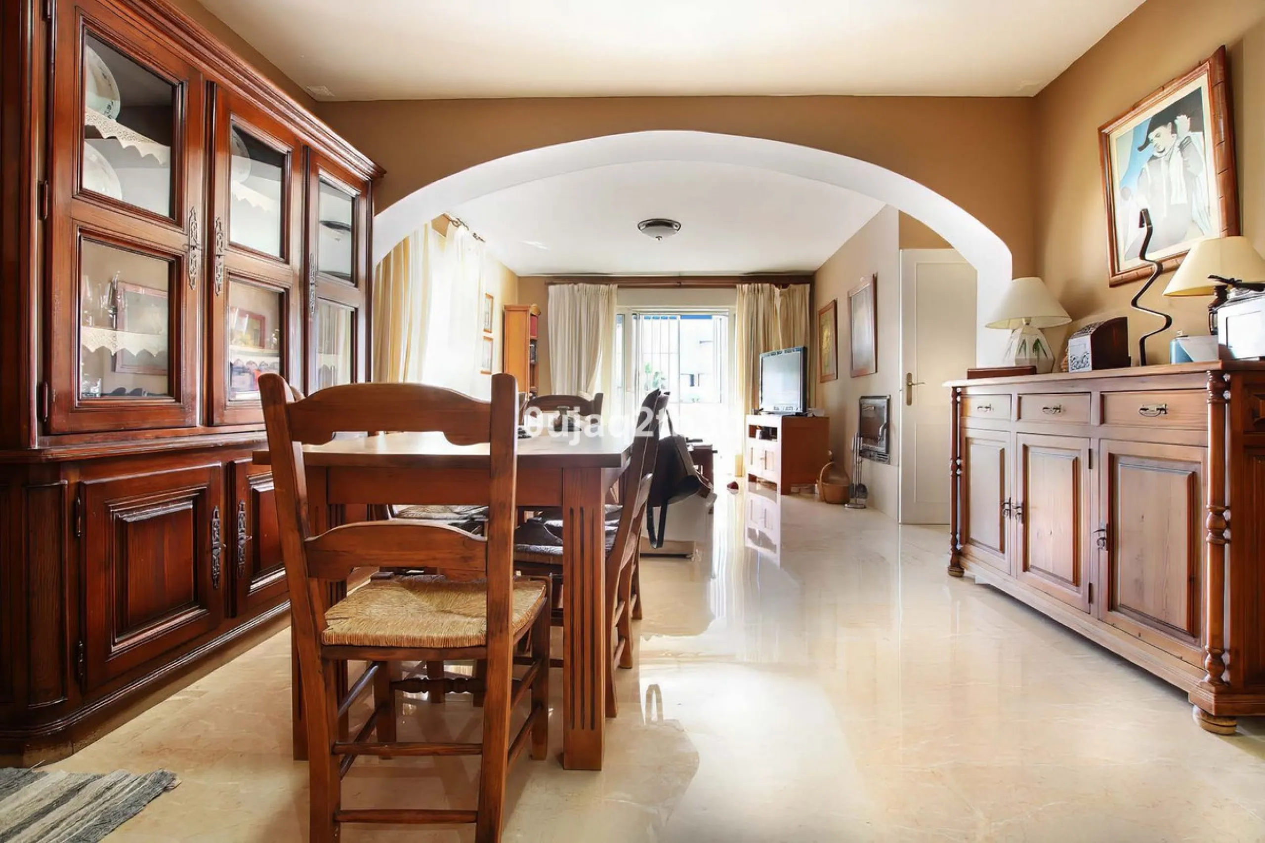 This magnificent property combines an unbeatable location with spacious interiors and a charming covered terrace — perfect for enjoying the Costa del Sol's wonderful climate all year round. Situated in one of the most sought-after areas of Nueva Andalucía