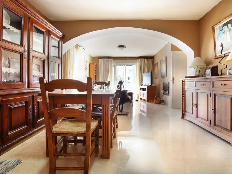 This magnificent property combines an unbeatable location with spacious interiors and a charming covered terrace — perfect for enjoying the Costa del Sol's wonderful climate all year round. Situated in one of the most sought-after areas of Nueva Andalucía