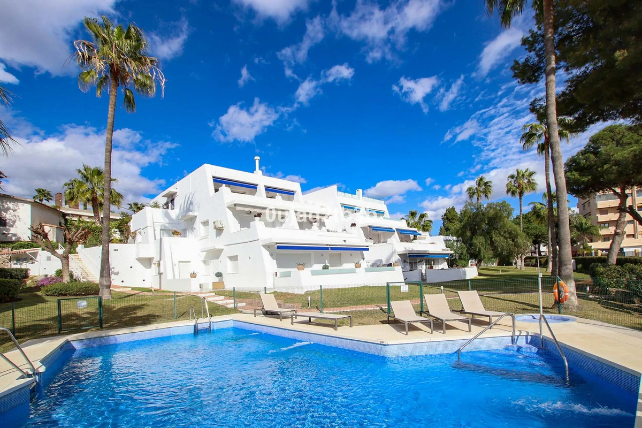 This magnificent property combines an unbeatable location with spacious interiors and a charming covered terrace — perfect for enjoying the Costa del Sol's wonderful climate all year round. Situated in one of the most sought-after areas of Nueva Andalucía