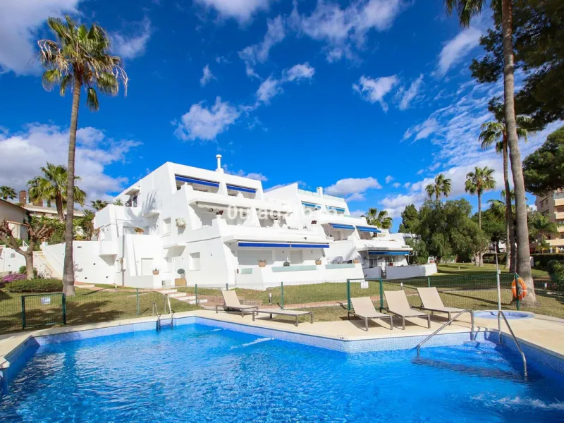 This magnificent property combines an unbeatable location with spacious interiors and a charming covered terrace — perfect for enjoying the Costa del Sol's wonderful climate all year round. Situated in one of the most sought-after areas of Nueva Andalucía