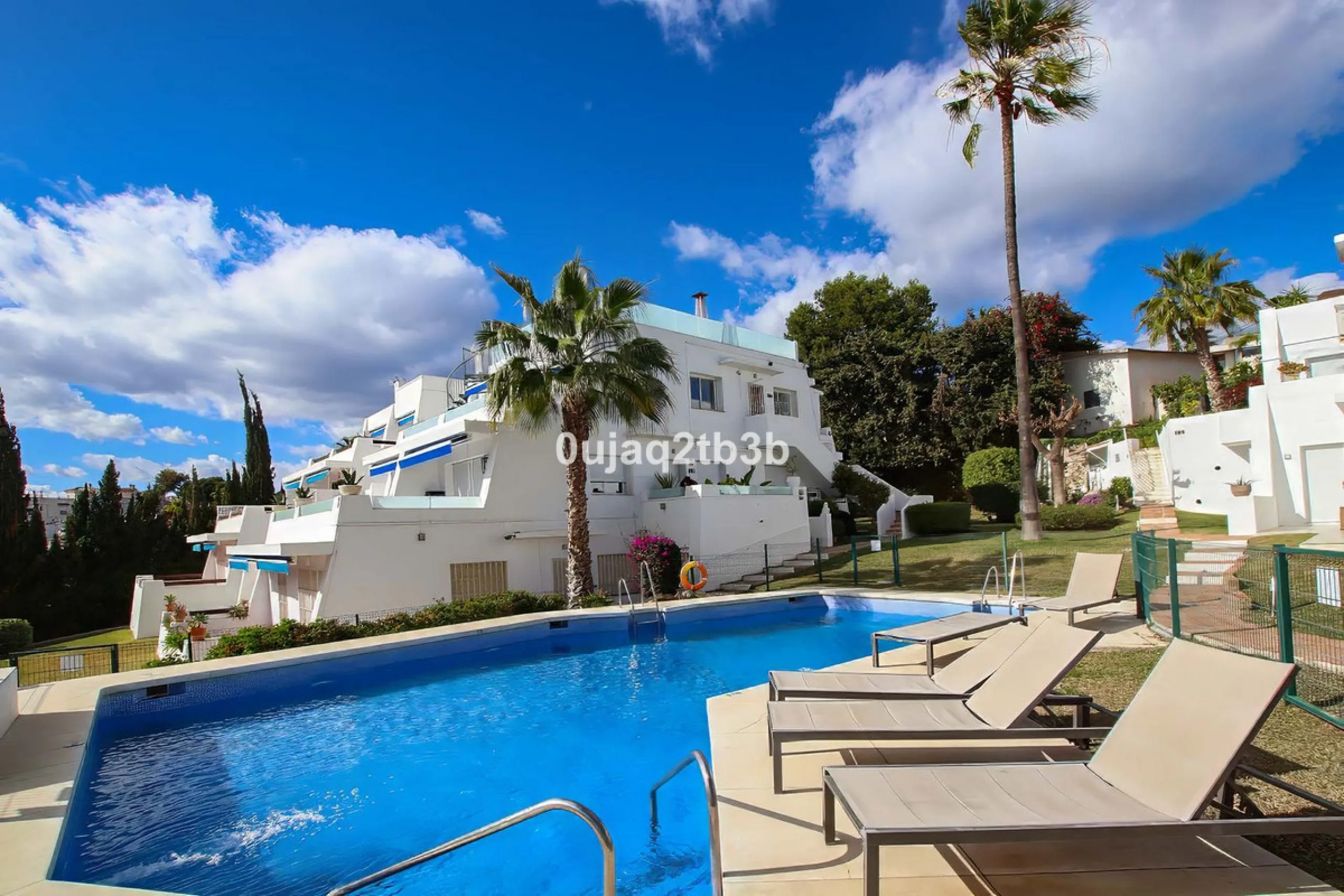 This magnificent property combines an unbeatable location with spacious interiors and a charming covered terrace — perfect for enjoying the Costa del Sol's wonderful climate all year round. Situated in one of the most sought-after areas of Nueva Andalucía