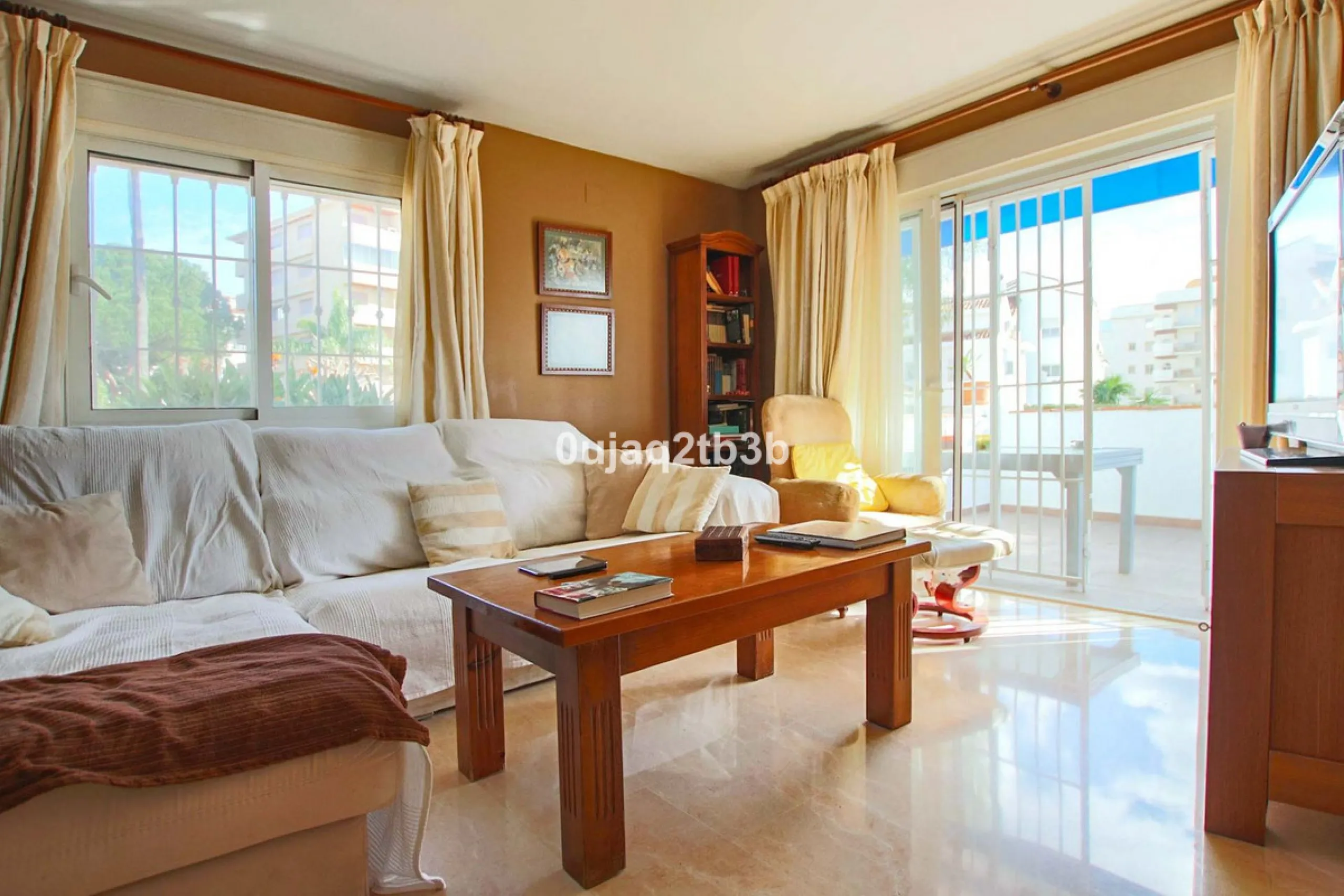 This magnificent property combines an unbeatable location with spacious interiors and a charming covered terrace — perfect for enjoying the Costa del Sol's wonderful climate all year round. Situated in one of the most sought-after areas of Nueva Andalucía