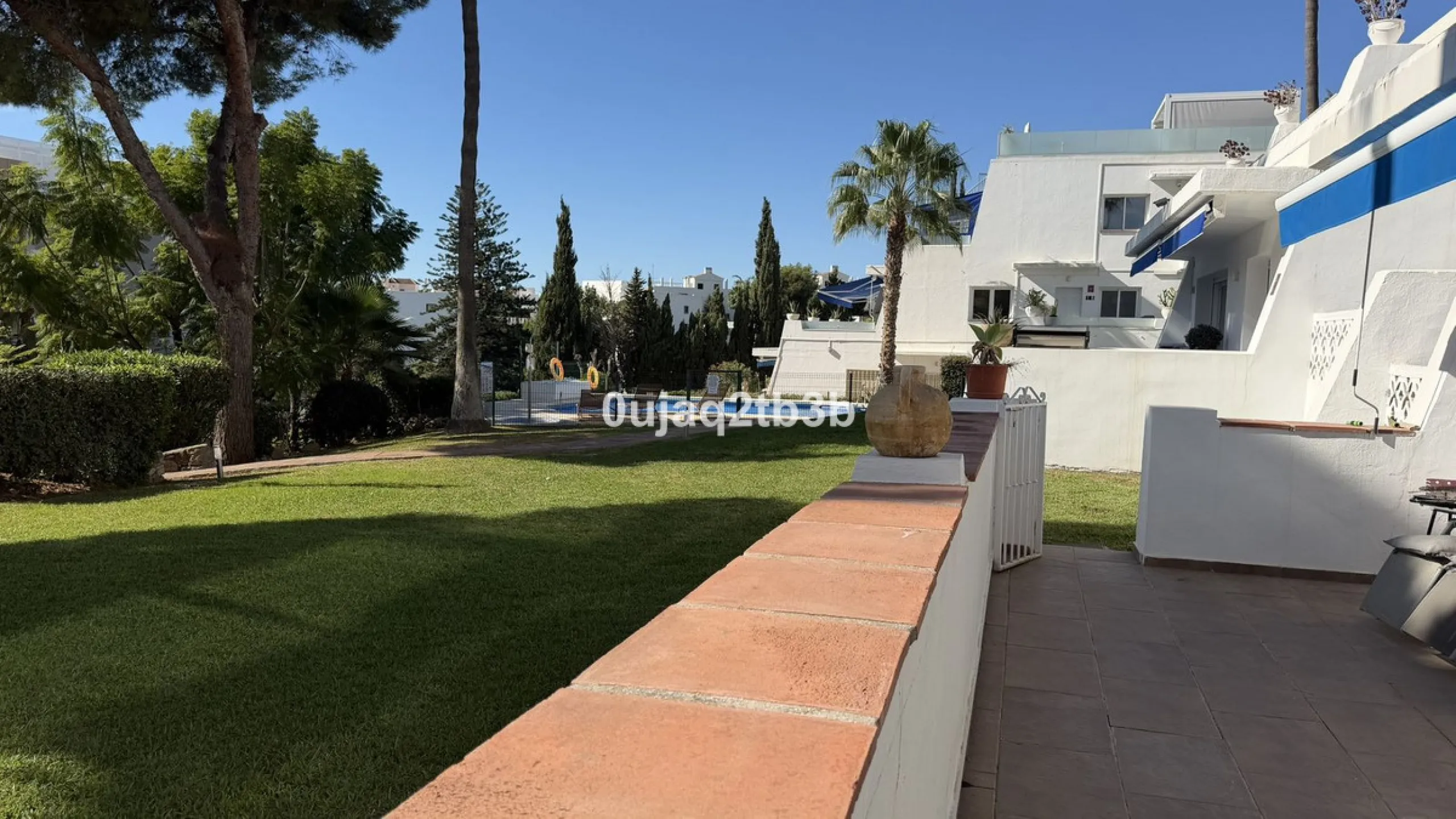This magnificent property combines an unbeatable location with spacious interiors and a charming covered terrace — perfect for enjoying the Costa del Sol's wonderful climate all year round. Situated in one of the most sought-after areas of Nueva Andalucía