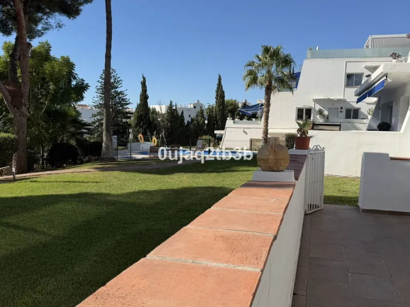 This magnificent property combines an unbeatable location with spacious interiors and a charming covered terrace — perfect for enjoying the Costa del Sol's wonderful climate all year round. Situated in one of the most sought-after areas of Nueva Andalucía