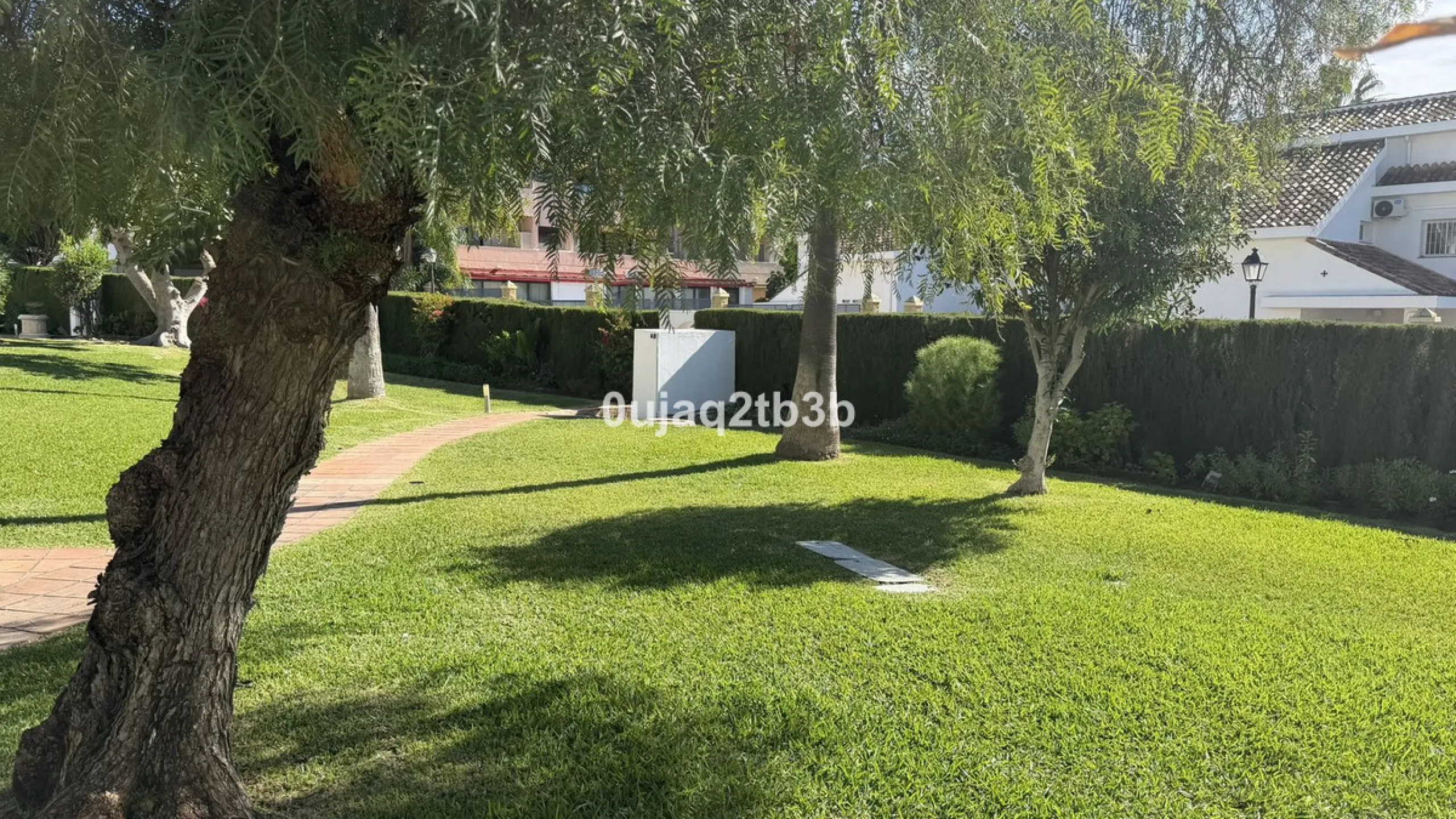 This magnificent property combines an unbeatable location with spacious interiors and a charming covered terrace — perfect for enjoying the Costa del Sol's wonderful climate all year round. Situated in one of the most sought-after areas of Nueva Andalucía