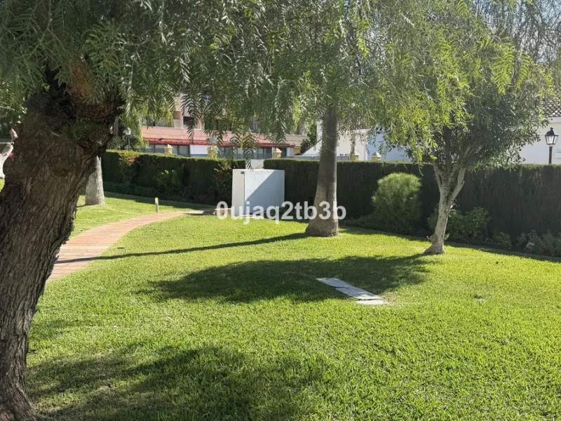 This magnificent property combines an unbeatable location with spacious interiors and a charming covered terrace — perfect for enjoying the Costa del Sol's wonderful climate all year round. Situated in one of the most sought-after areas of Nueva Andalucía