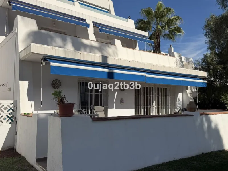 This magnificent property combines an unbeatable location with spacious interiors and a charming covered terrace — perfect for enjoying the Costa del Sol's wonderful climate all year round. Situated in one of the most sought-after areas of Nueva Andalucía