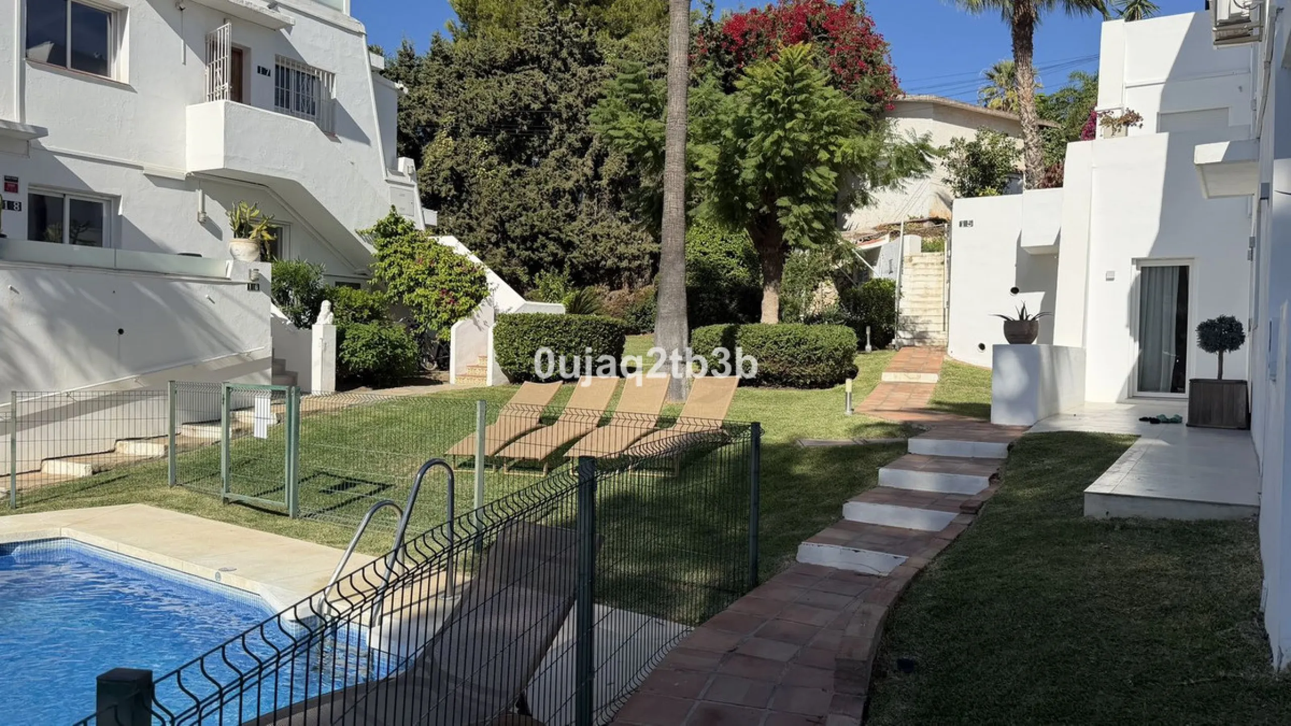 This magnificent property combines an unbeatable location with spacious interiors and a charming covered terrace — perfect for enjoying the Costa del Sol's wonderful climate all year round. Situated in one of the most sought-after areas of Nueva Andalucía
