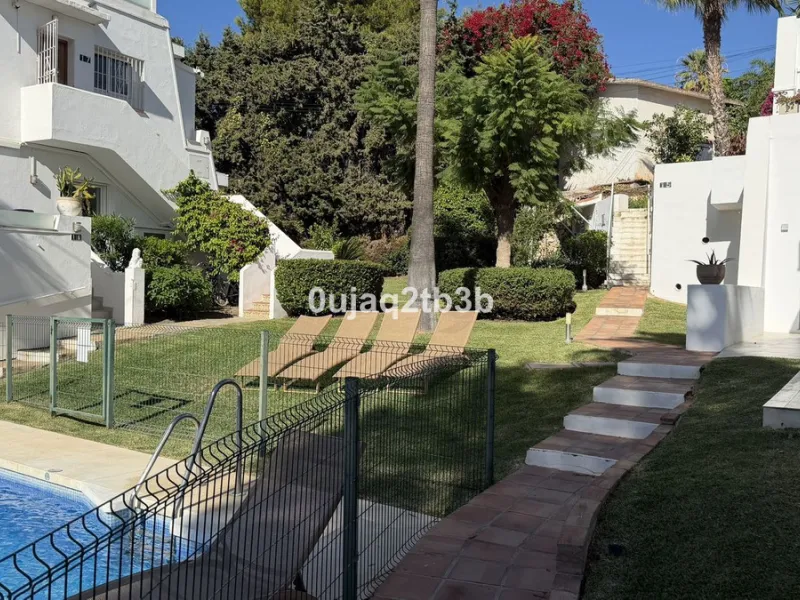 This magnificent property combines an unbeatable location with spacious interiors and a charming covered terrace — perfect for enjoying the Costa del Sol's wonderful climate all year round. Situated in one of the most sought-after areas of Nueva Andalucía