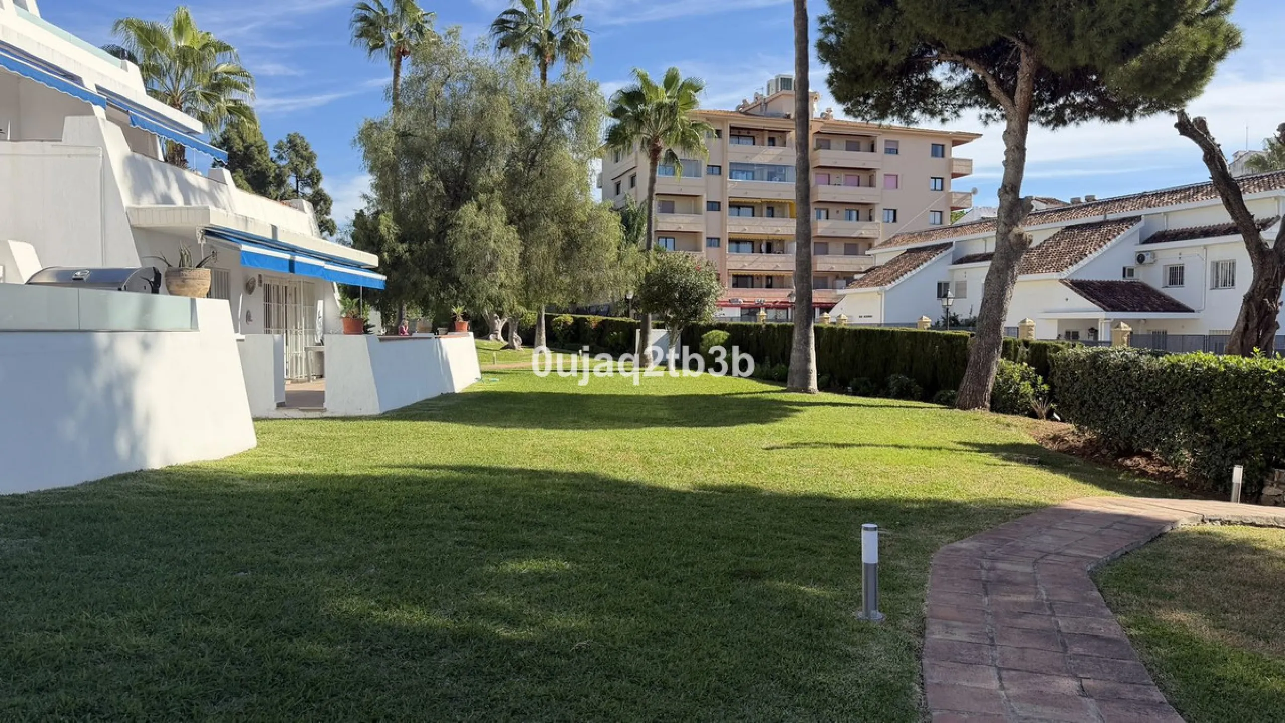 This magnificent property combines an unbeatable location with spacious interiors and a charming covered terrace — perfect for enjoying the Costa del Sol's wonderful climate all year round. Situated in one of the most sought-after areas of Nueva Andalucía