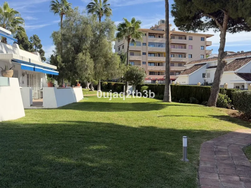 This magnificent property combines an unbeatable location with spacious interiors and a charming covered terrace — perfect for enjoying the Costa del Sol's wonderful climate all year round. Situated in one of the most sought-after areas of Nueva Andalucía