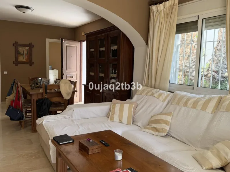 This magnificent property combines an unbeatable location with spacious interiors and a charming covered terrace — perfect for enjoying the Costa del Sol's wonderful climate all year round. Situated in one of the most sought-after areas of Nueva Andalucía