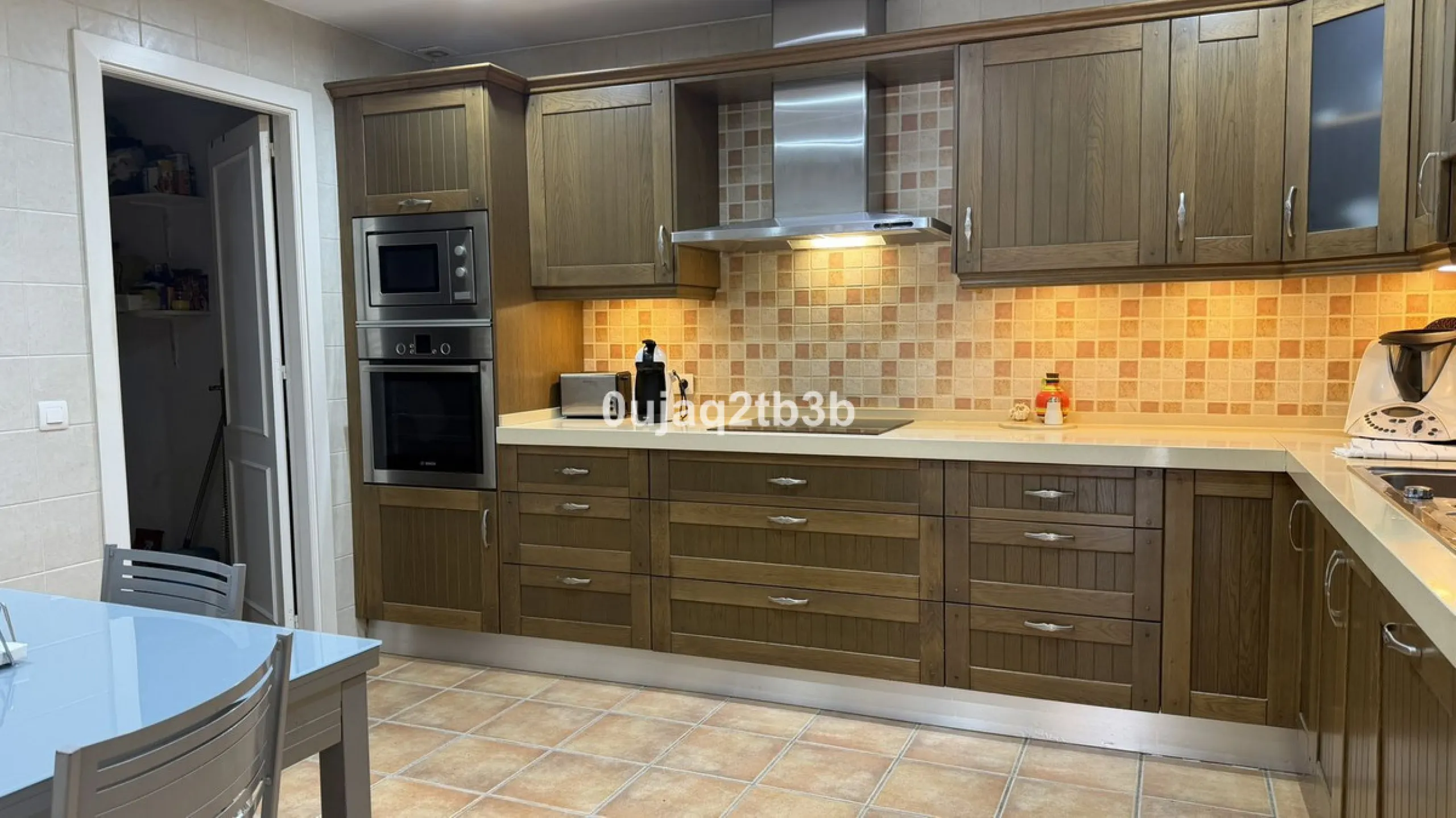 This magnificent property combines an unbeatable location with spacious interiors and a charming covered terrace — perfect for enjoying the Costa del Sol's wonderful climate all year round. Situated in one of the most sought-after areas of Nueva Andalucía