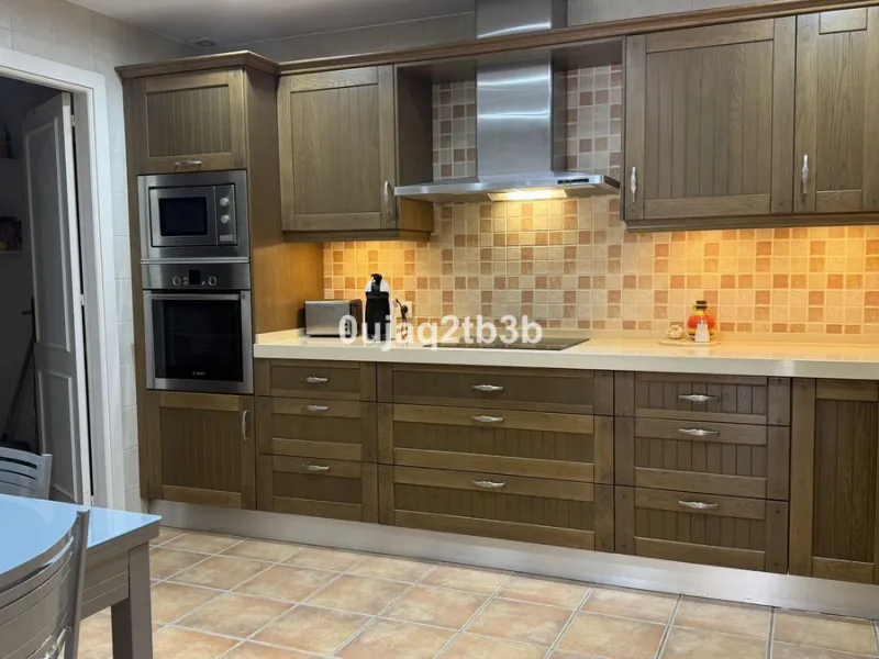 This magnificent property combines an unbeatable location with spacious interiors and a charming covered terrace — perfect for enjoying the Costa del Sol's wonderful climate all year round. Situated in one of the most sought-after areas of Nueva Andalucía