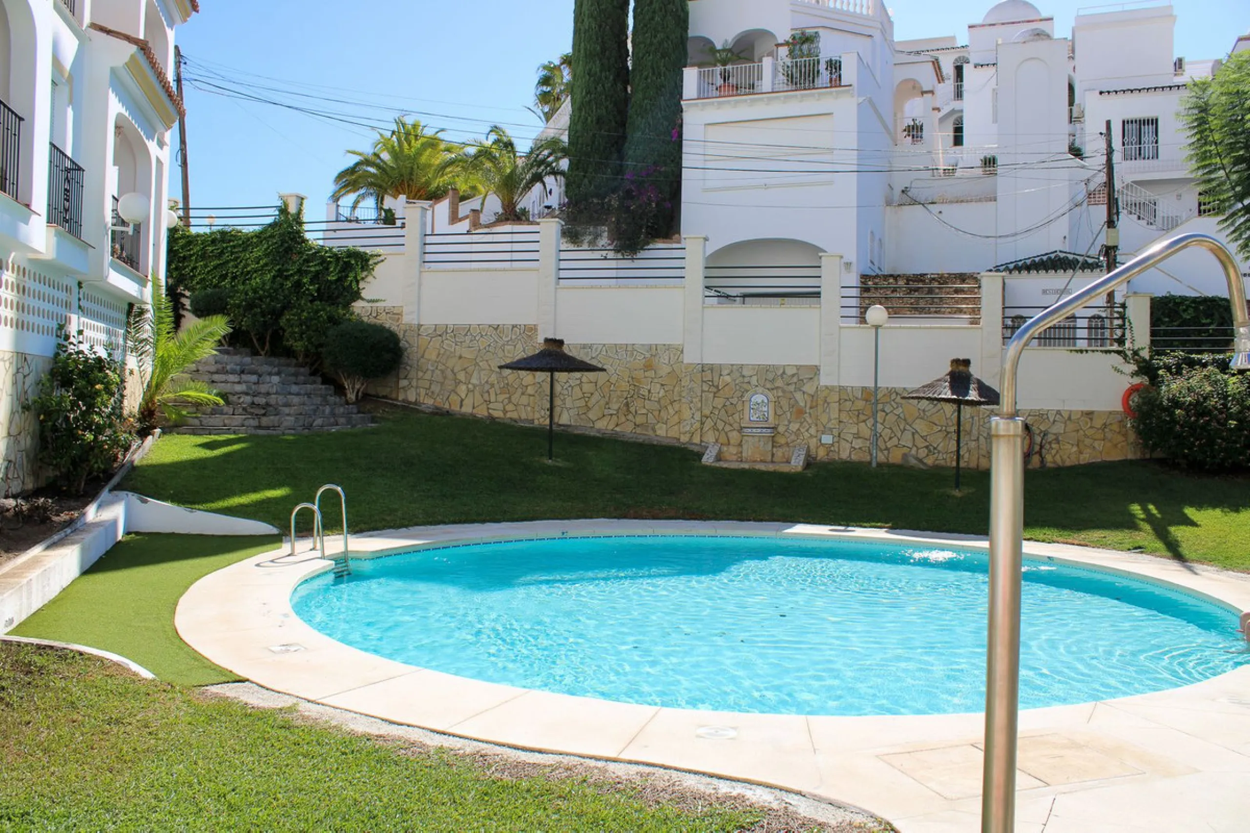 Modern spacious apartment in excellent condition with large terrace in Nerja, only 5 minutes walk to Burriana beach.