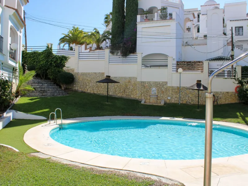 Modern spacious apartment in excellent condition with large terrace in Nerja, only 5 minutes walk to Burriana beach.
