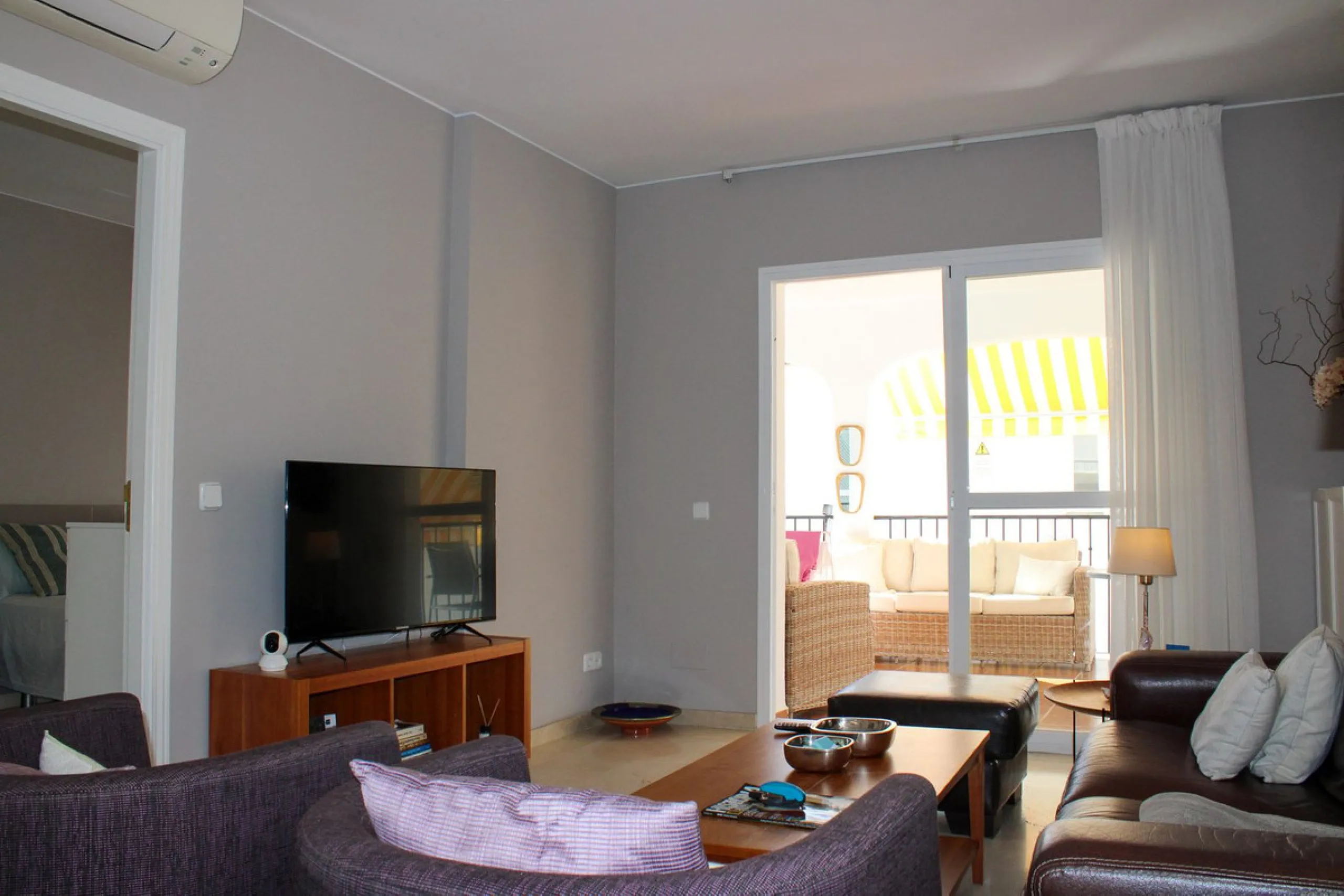 Modern spacious apartment in excellent condition with large terrace in Nerja, only 5 minutes walk to Burriana beach.