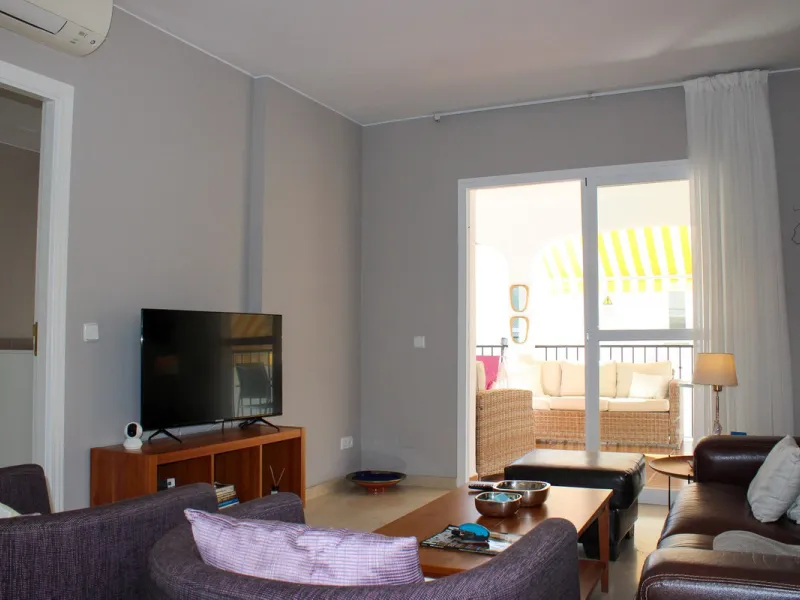Modern spacious apartment in excellent condition with large terrace in Nerja, only 5 minutes walk to Burriana beach.