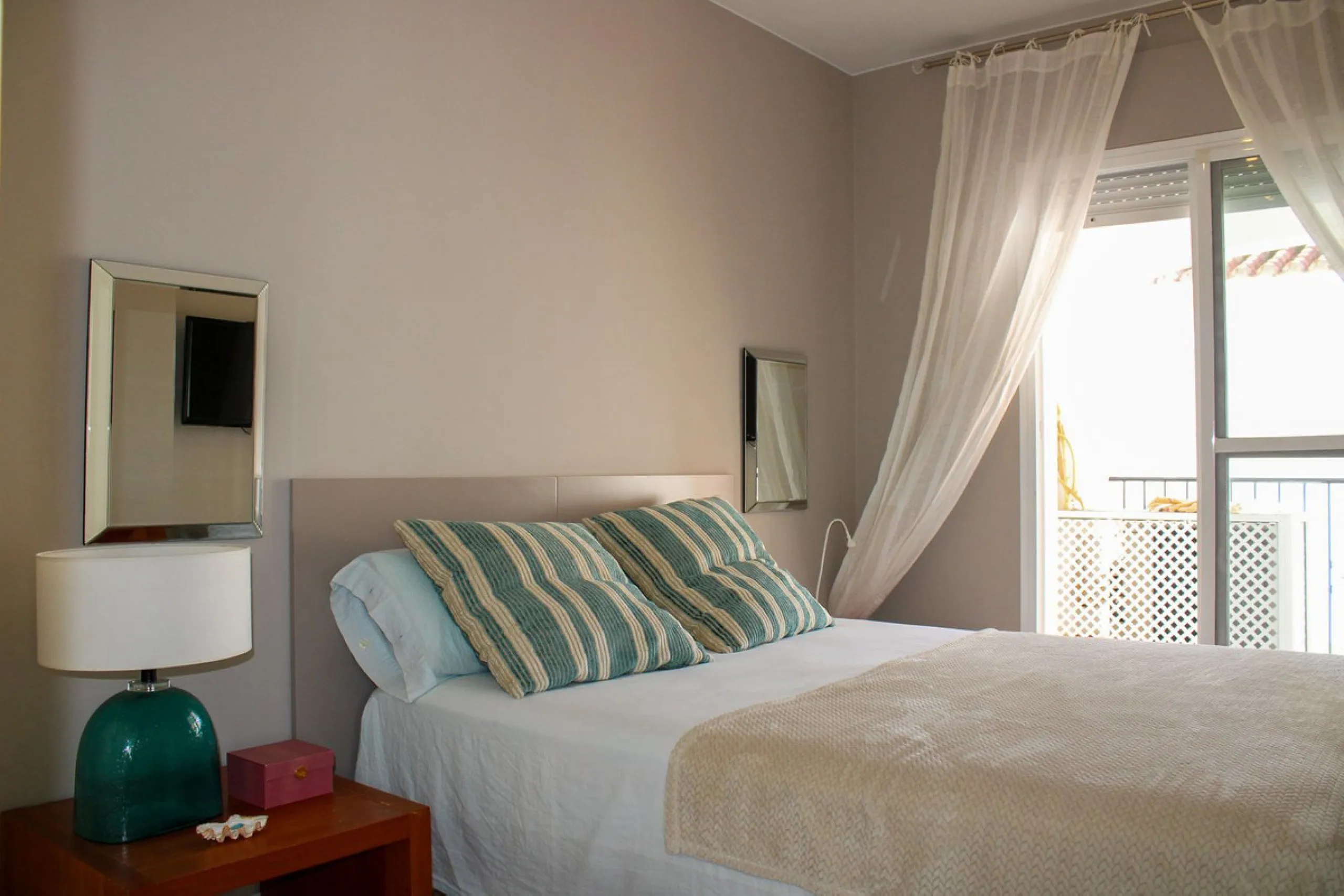 Modern spacious apartment in excellent condition with large terrace in Nerja, only 5 minutes walk to Burriana beach.
