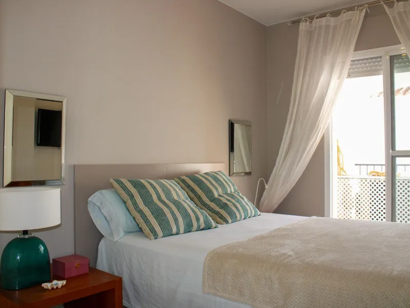 Modern spacious apartment in excellent condition with large terrace in Nerja, only 5 minutes walk to Burriana beach.