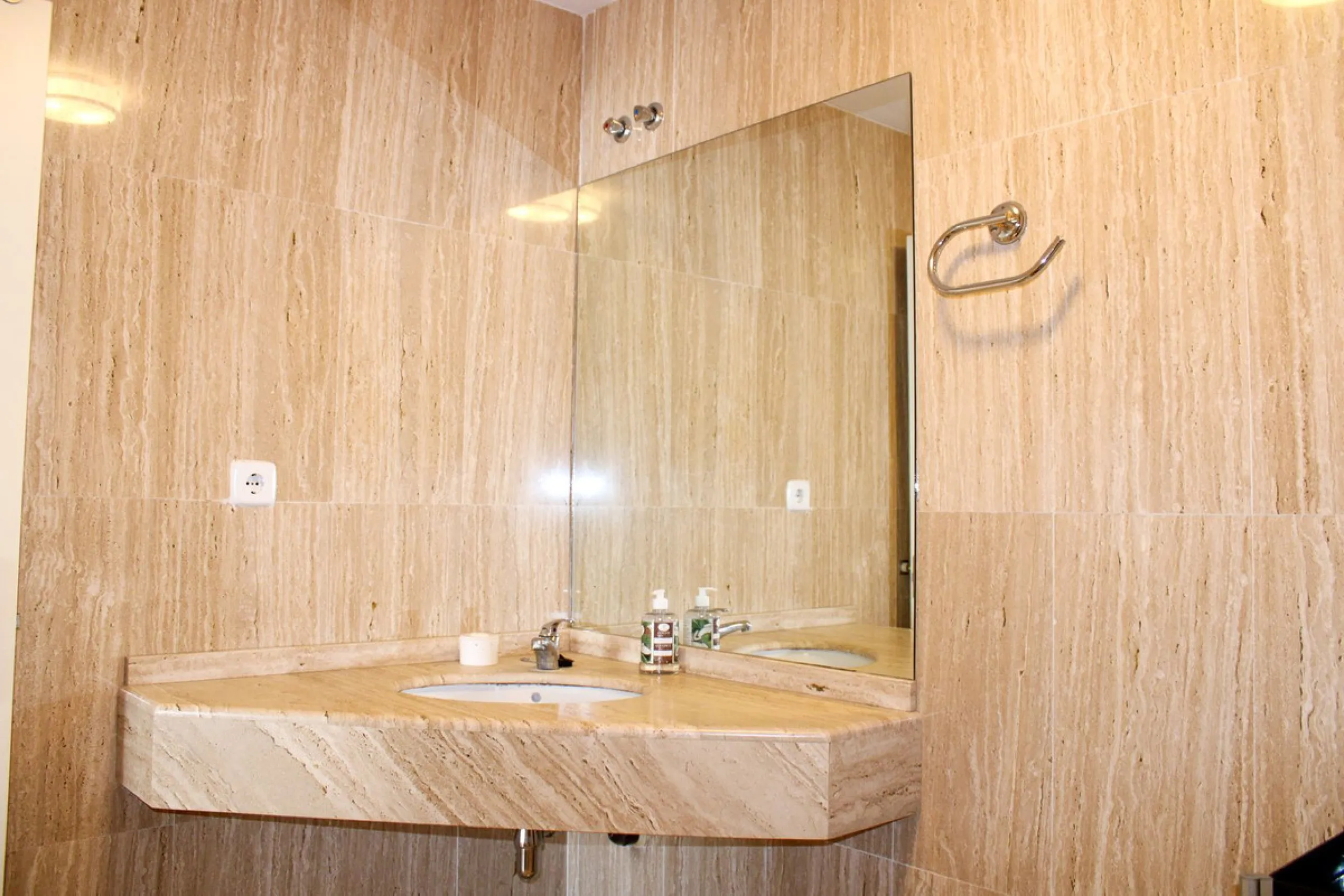 Modern spacious apartment in excellent condition with large terrace in Nerja, only 5 minutes walk to Burriana beach.
