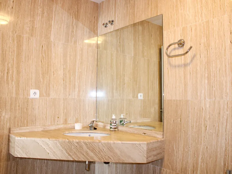 Modern spacious apartment in excellent condition with large terrace in Nerja, only 5 minutes walk to Burriana beach.