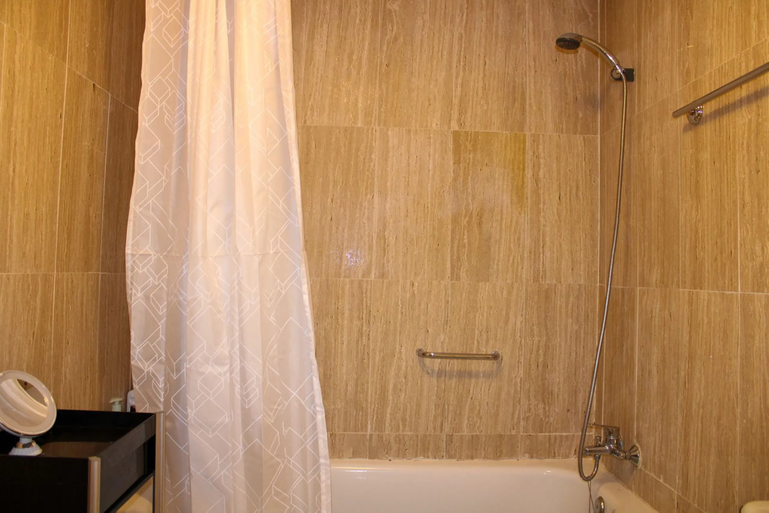Modern spacious apartment in excellent condition with large terrace in Nerja, only 5 minutes walk to Burriana beach.