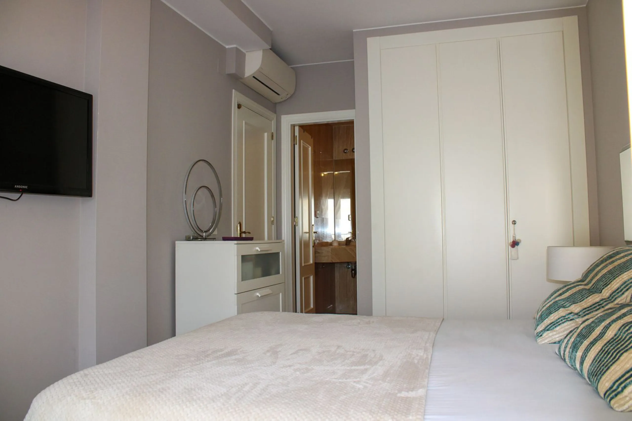 Modern spacious apartment in excellent condition with large terrace in Nerja, only 5 minutes walk to Burriana beach.