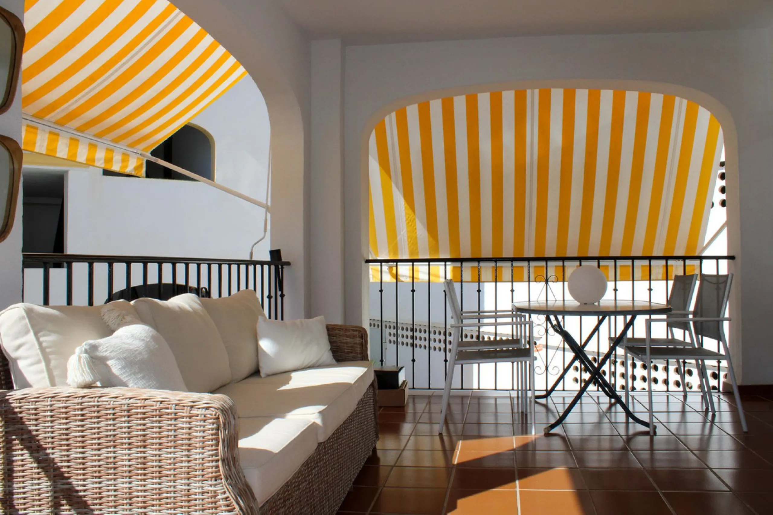 Modern spacious apartment in excellent condition with large terrace in Nerja, only 5 minutes walk to Burriana beach.