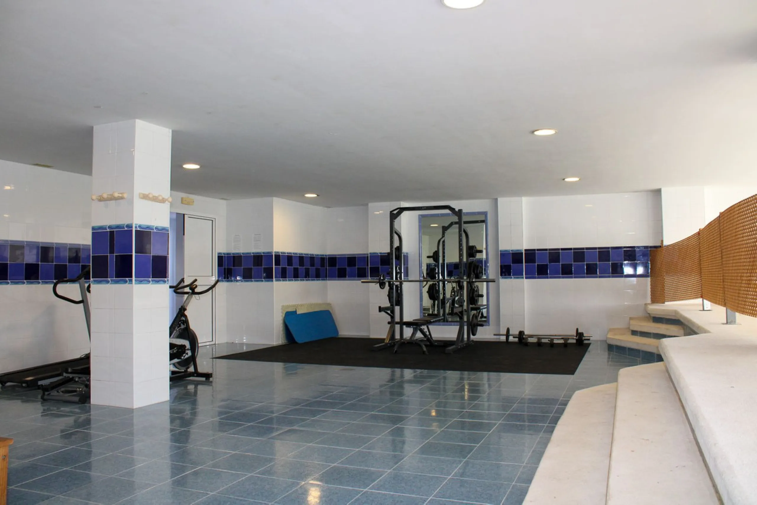 Modern spacious apartment in excellent condition with large terrace in Nerja, only 5 minutes walk to Burriana beach.