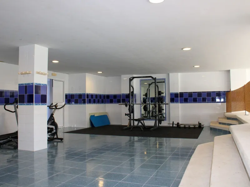 Modern spacious apartment in excellent condition with large terrace in Nerja, only 5 minutes walk to Burriana beach.