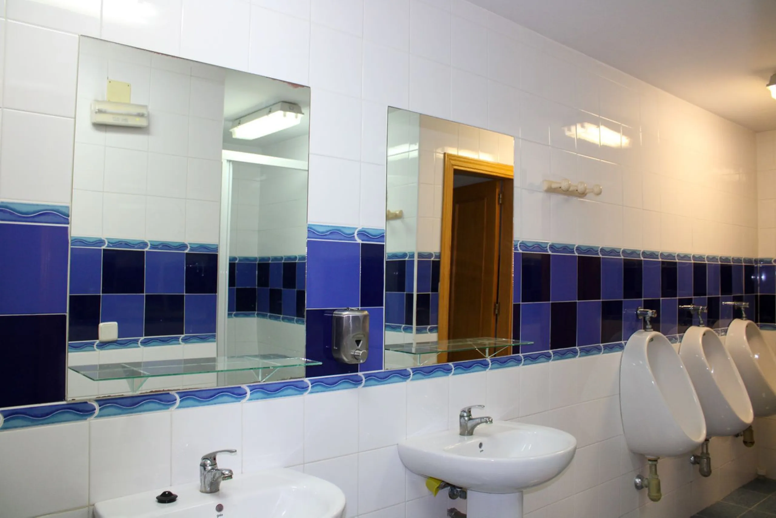 Modern spacious apartment in excellent condition with large terrace in Nerja, only 5 minutes walk to Burriana beach.