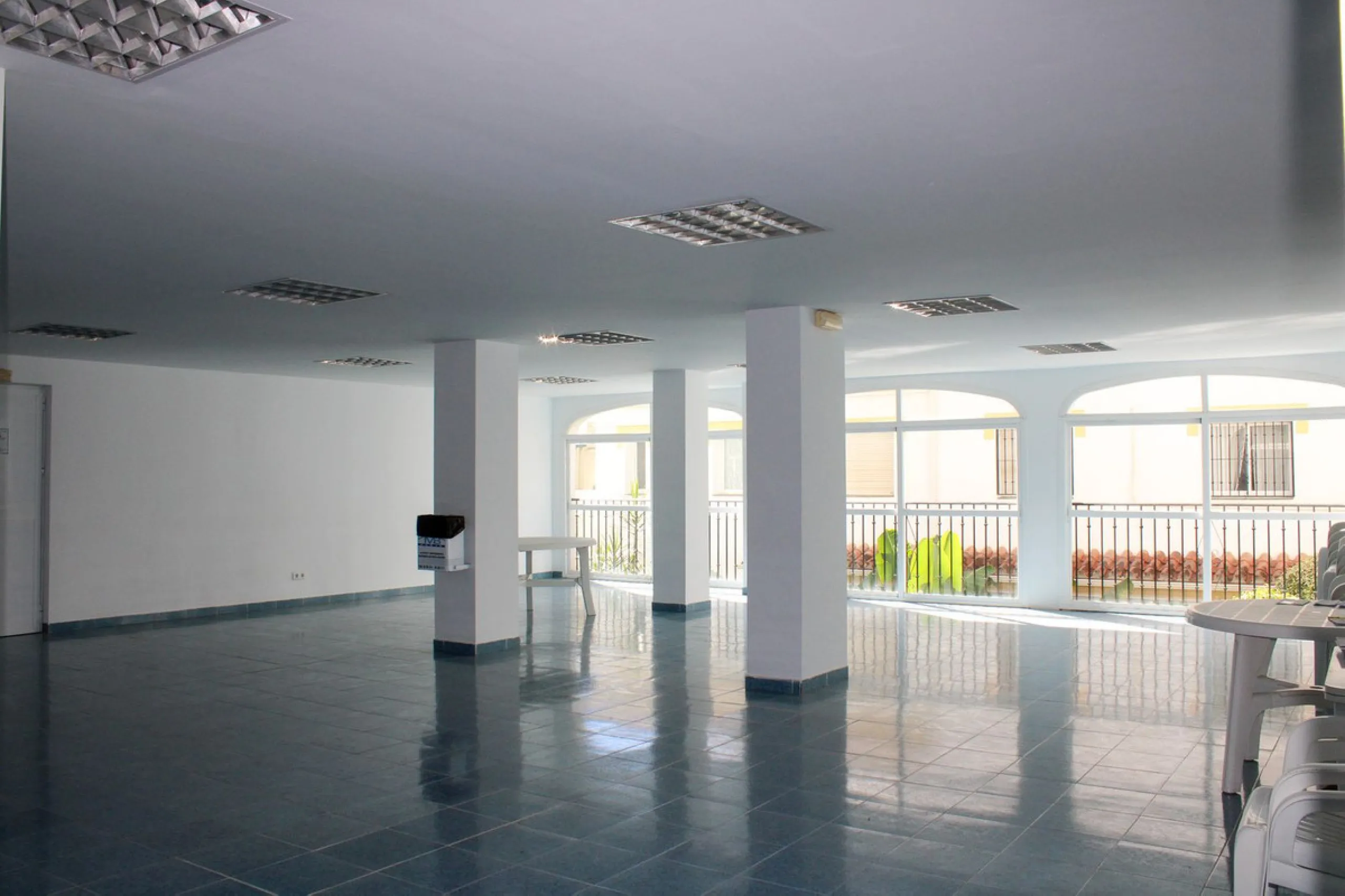 Modern spacious apartment in excellent condition with large terrace in Nerja, only 5 minutes walk to Burriana beach.