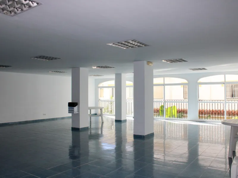 Modern spacious apartment in excellent condition with large terrace in Nerja, only 5 minutes walk to Burriana beach.