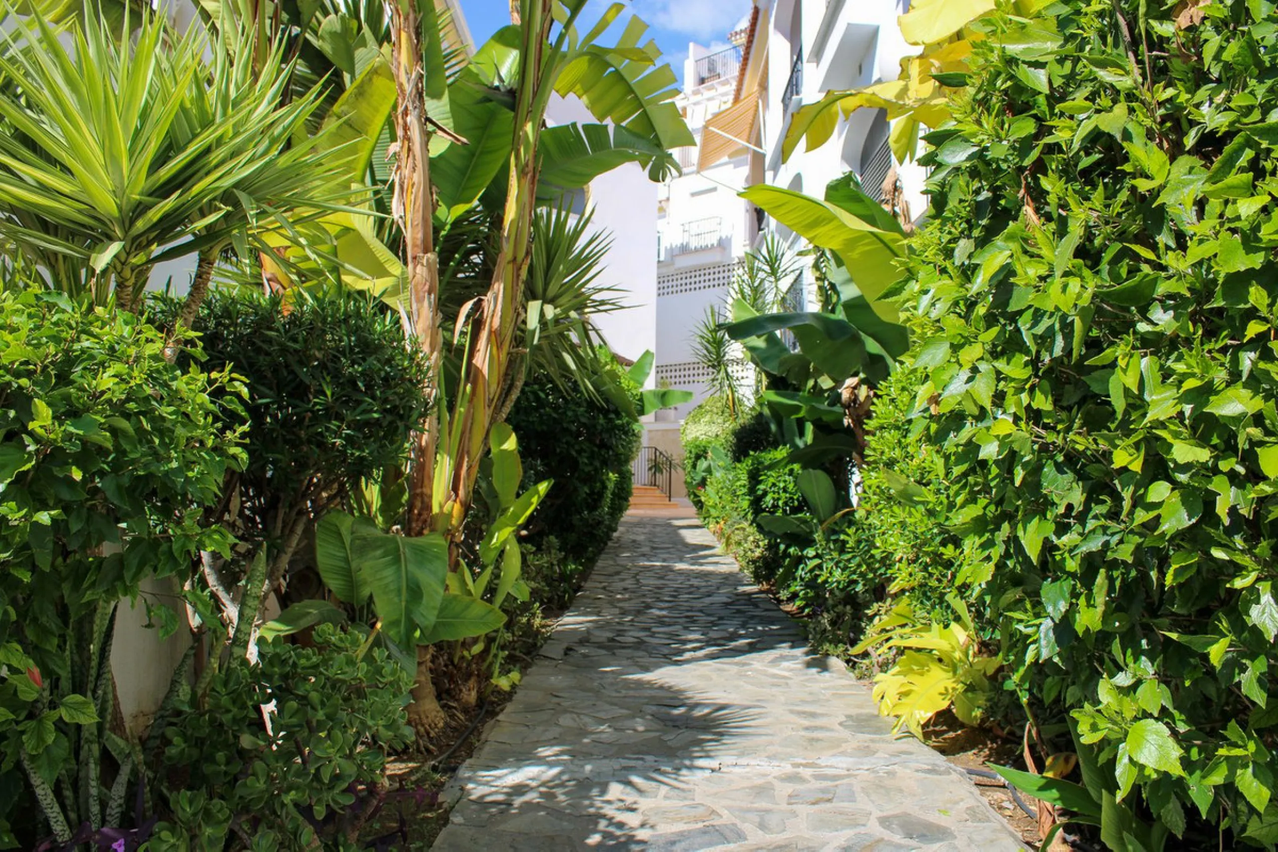 Modern spacious apartment in excellent condition with large terrace in Nerja, only 5 minutes walk to Burriana beach.