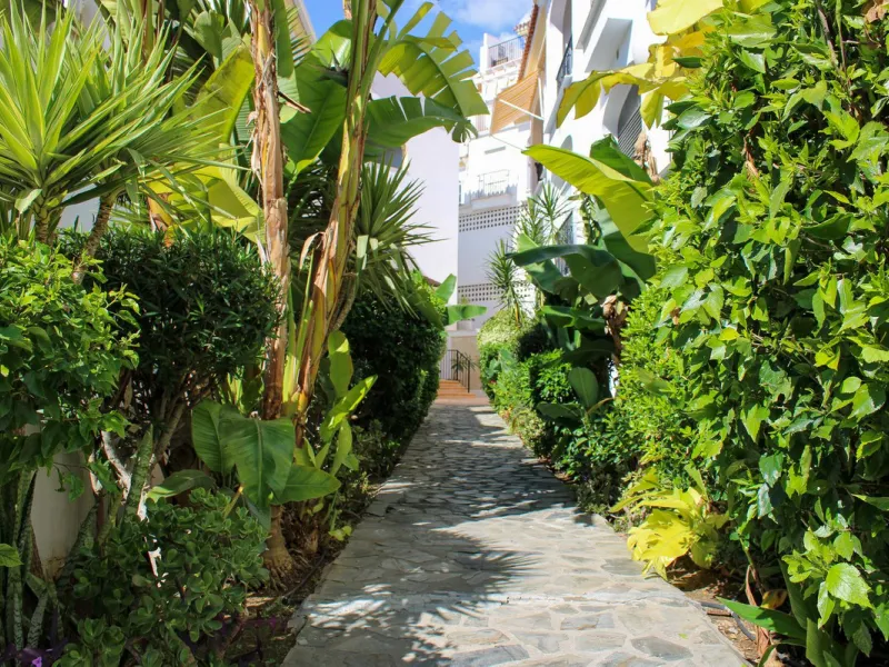 Modern spacious apartment in excellent condition with large terrace in Nerja, only 5 minutes walk to Burriana beach.