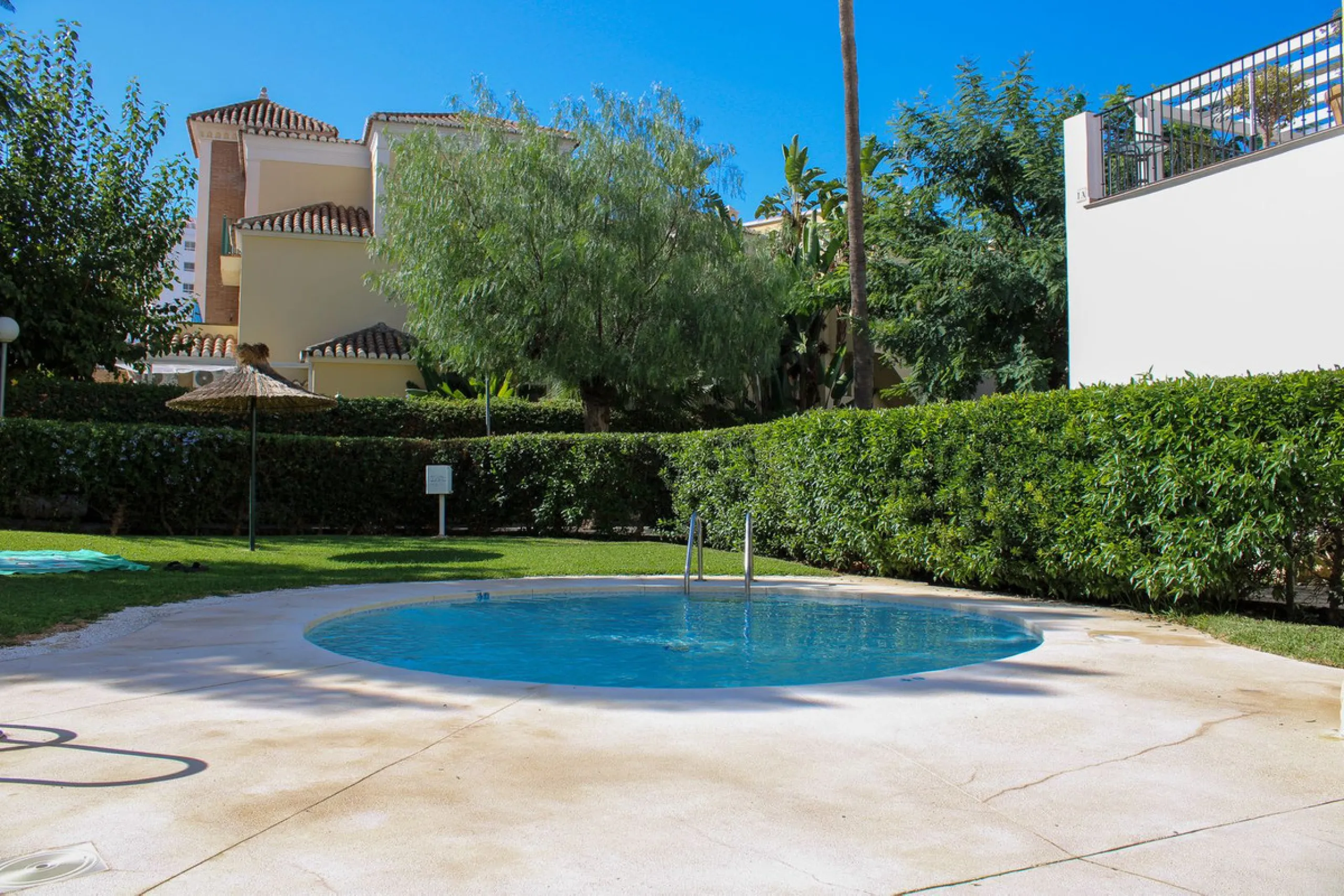 Modern spacious apartment in excellent condition with large terrace in Nerja, only 5 minutes walk to Burriana beach.